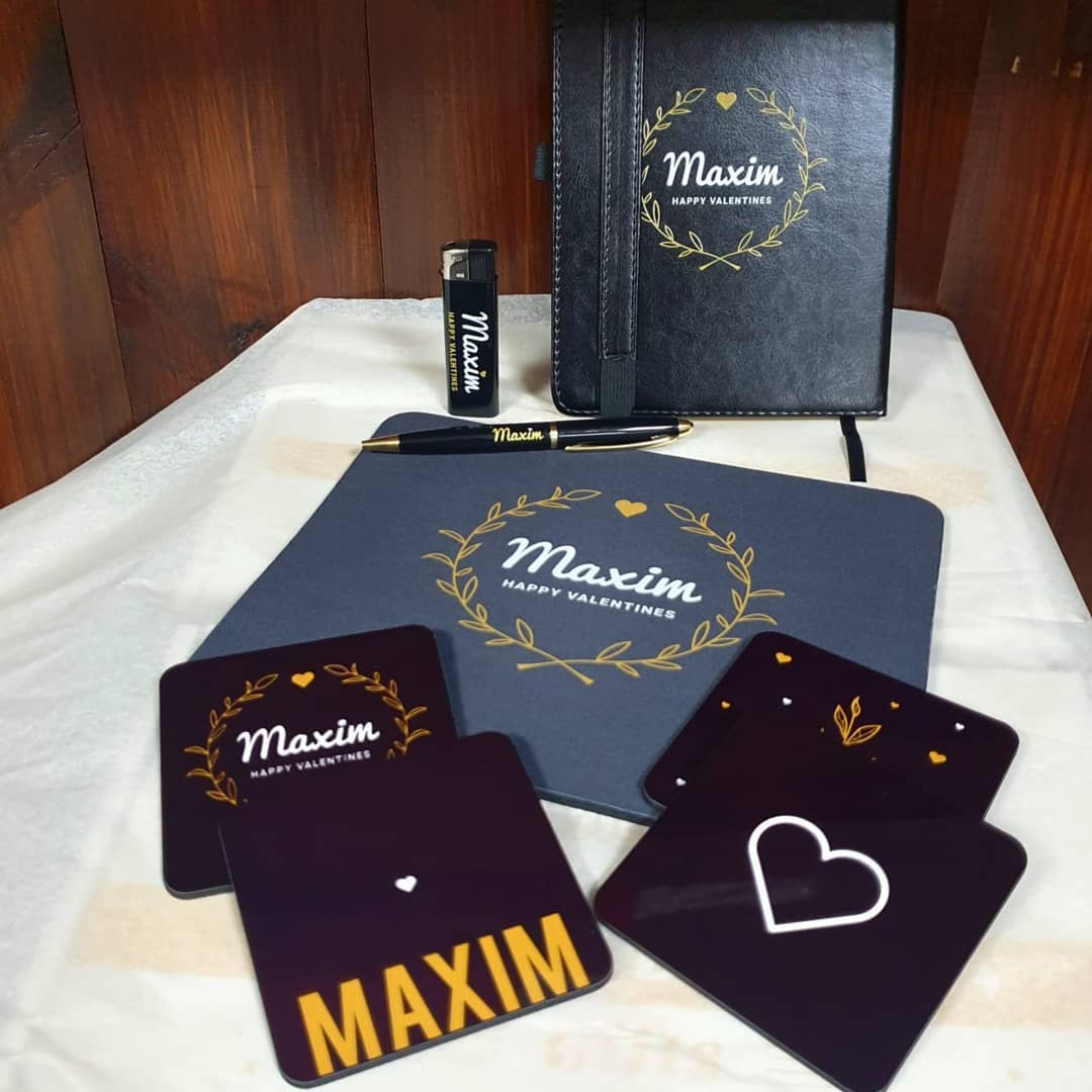 גם לגברים יש לנו מתנות🤩 סט מארז לגבר הכולל מחברת דמוי עור בצבע שחור, עט יוקרתי, משטח לעכבר, תחתיות לקפה ומצית. ניתן לשלב גם ספל אמייל או ספל הפלא🤩