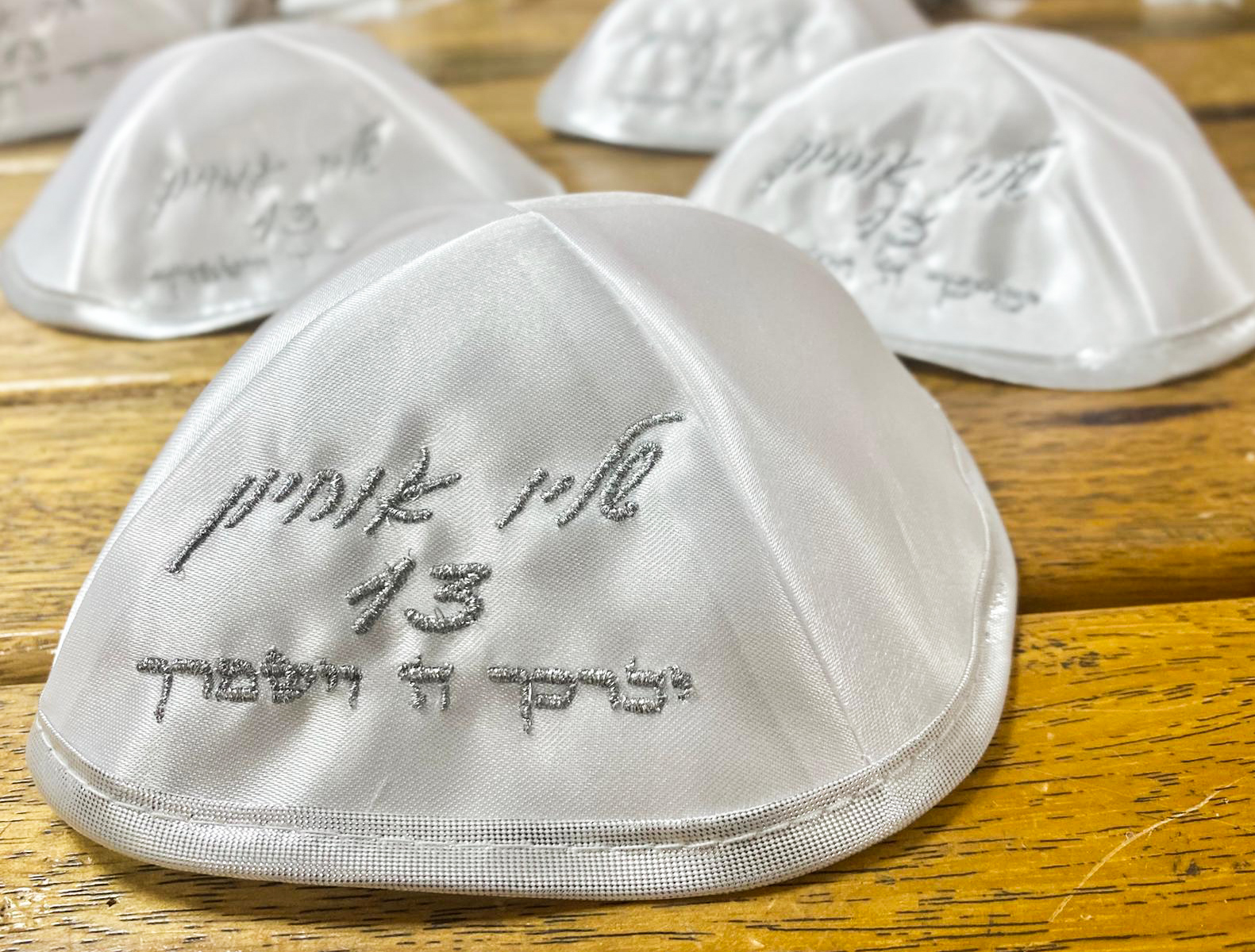 רקמה כסופה על גבי כיפות לבר מצווה