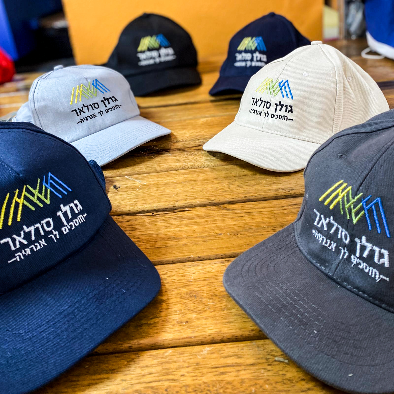 רקמה על כובעים עבור גולן סולאר