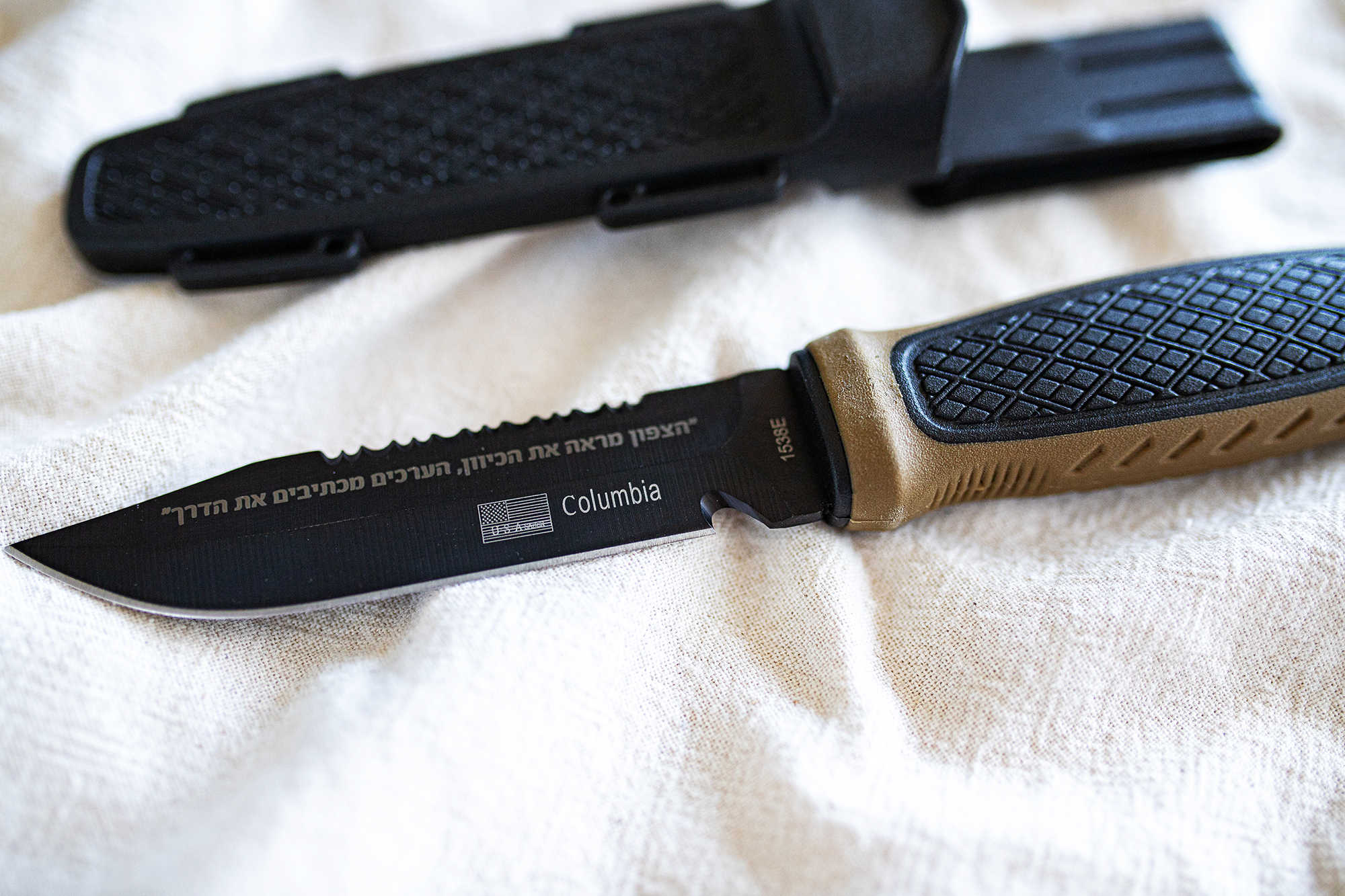 סכין קומנדו עם חריטה