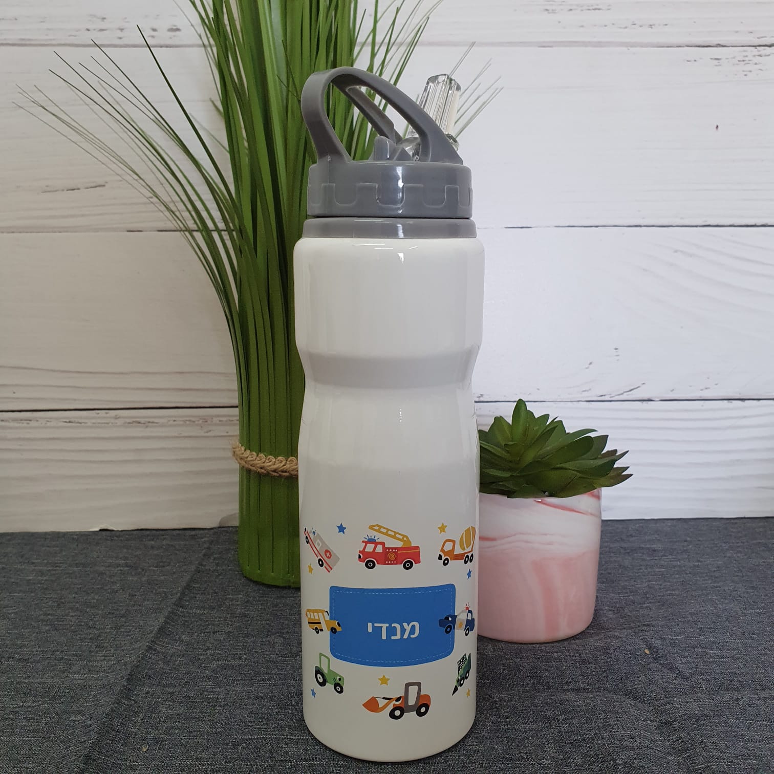 בקבוק שתייה עם קש לילדים