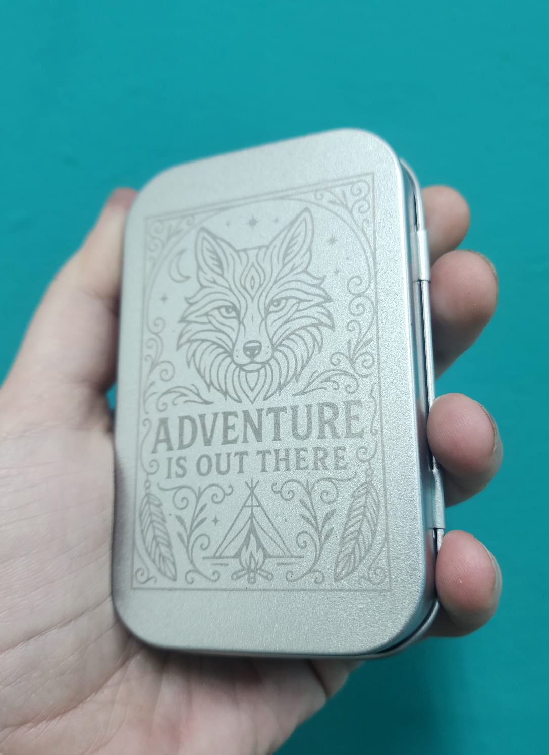 חריטה על קופסאות פח