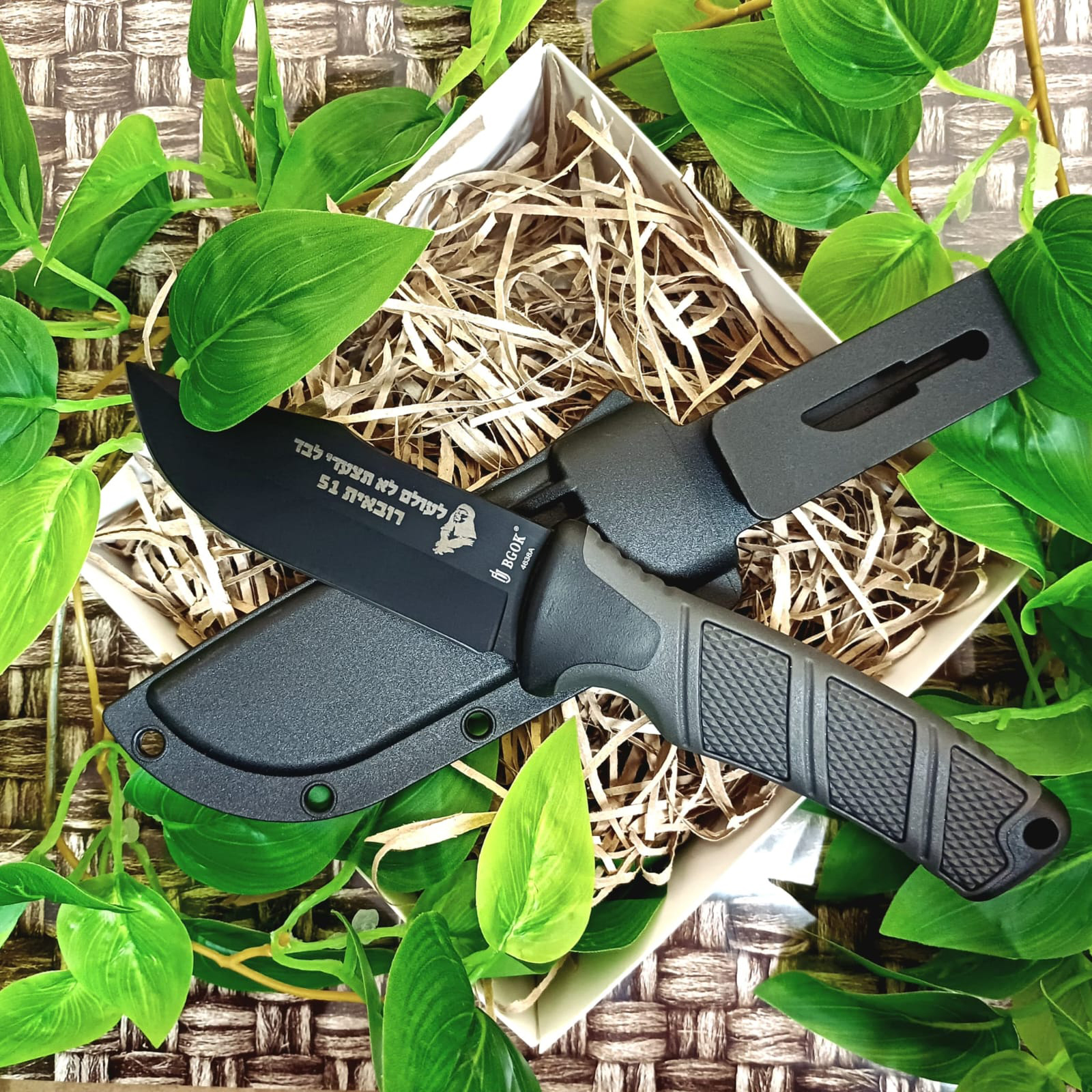 סכין עם חריטה רובאית 51