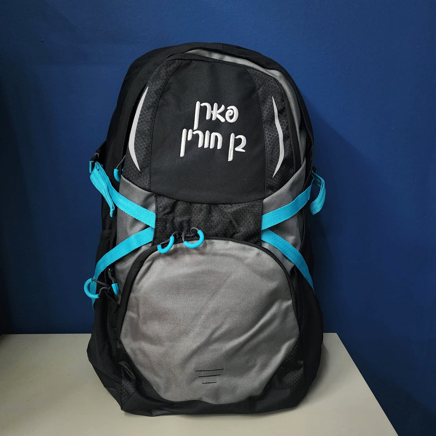 רקמה על תיק גב גדול