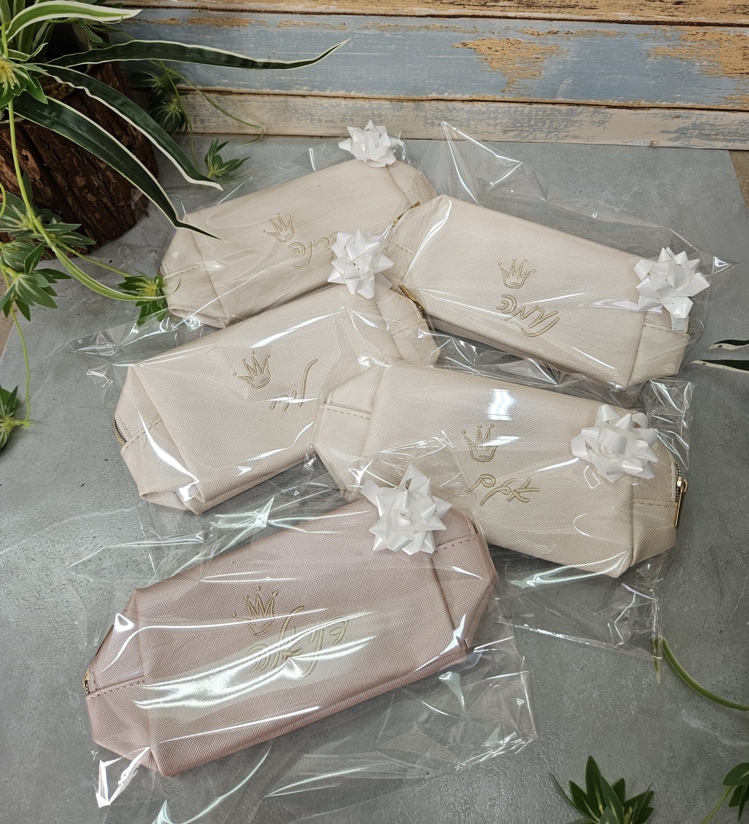 רקמה על תיקי איפור