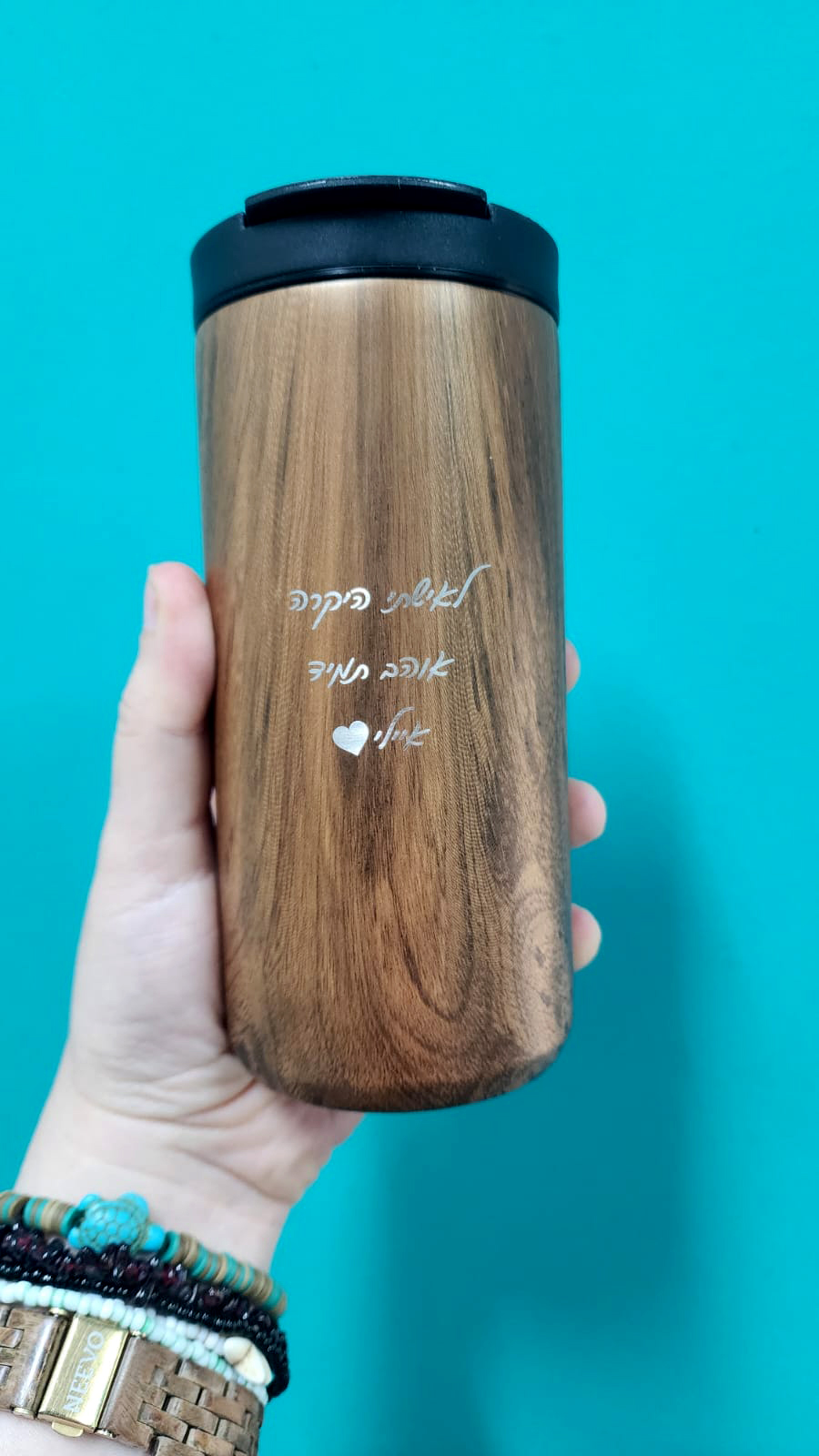 חריטה אישית על כוס תרמית דמוי עץ