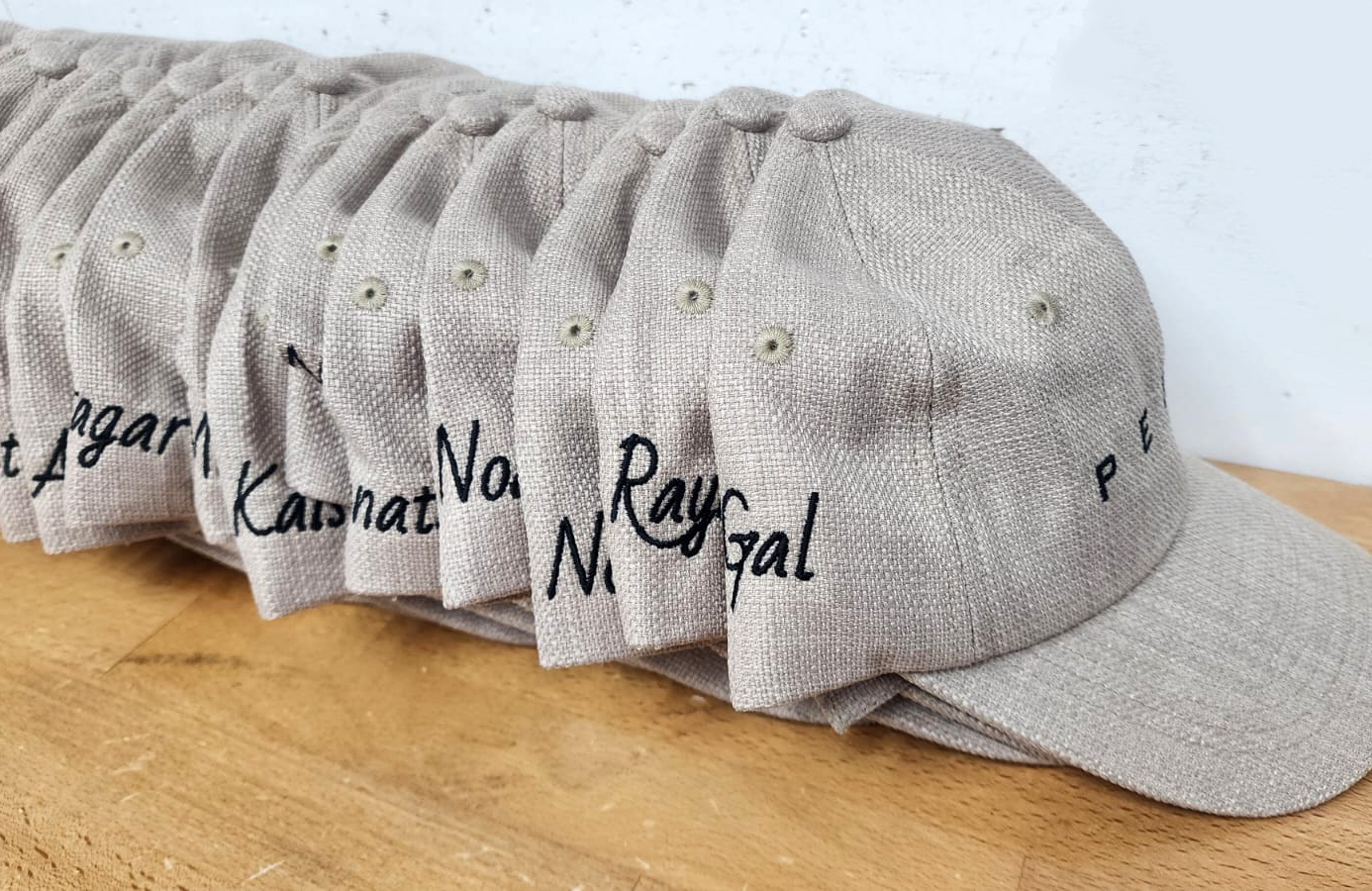 רקמה על כובעים - מלון פרא