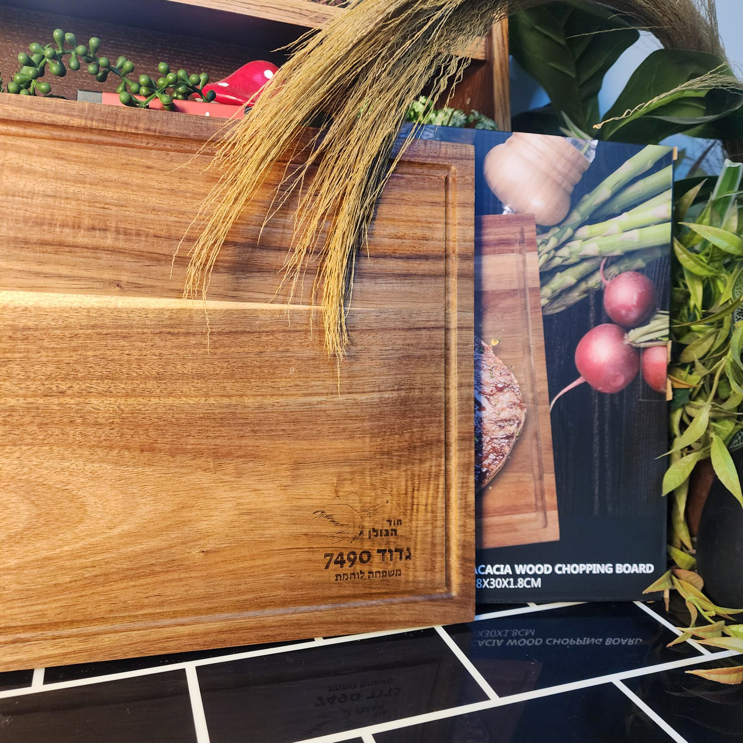 חריטה על קרש מטבח