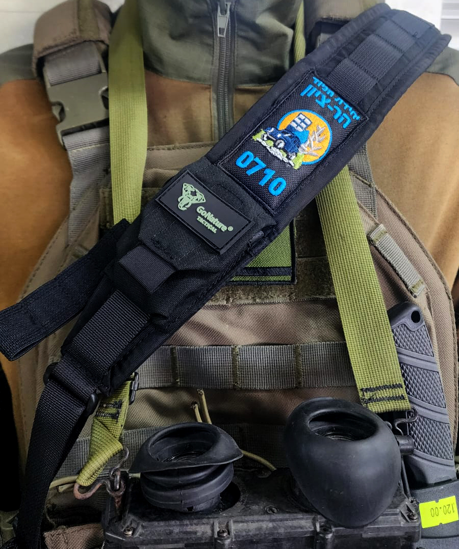 רצועה לנשק עם פאצ' רקום ותפור